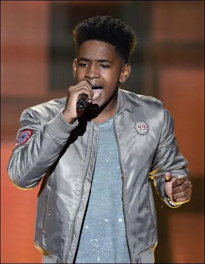 Comment s'appelle ce jeune chanteur ?