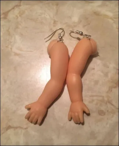 Si vous ne savez pas quoi faire des poupées cassées, voici une idée  : remonter les parties mobiles en bijoux ! Il y a toutefois une erreur à ne pas commettre, laquelle ?