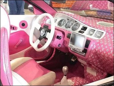 La voiture que voilà est très kawaï comme disent les japonais (mignonne) ! Elle n'est pas discrète non plus et très typée, à réserver aux fans de Barbie sans doute. Quelle est la marque de ce décor rose ?