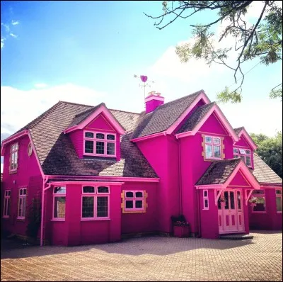 Cette incroyable maison rose est à louer (proposée sur Airbnb). Le plus incroyable est que l'intérieur est kitsch à souhait et rose de partout également. Où se trouve-t-elle située ?