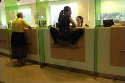 Que faire pour passer le temps dans une banque, à la Poste etc... Comme cette jeune femme, dont on peut admirer la souplesse, si on ne sait pas que penser de son état d'esprit... Que peut-on savoir d'elle ?