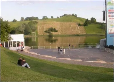 En voyant cette photographie, on a du mal à croire qu'il ne s'agit pas d'un montage, pour cet incroyable terrain de sport... S'il s'agit d'un vrai terrain, que faut-il espérer pour les joueurs ?
