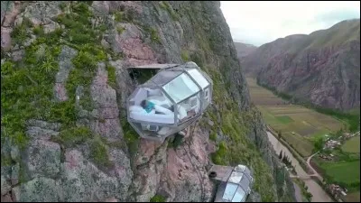 Cette bulle est une chambre d'hôtel, perchée littéralement sur la montagne, et il vaut mieux avoir le cur bien accroché, à double titre, car pour y accéder il faut soit escalader, soit utiliser 7 tyroliennes ! Où aller pour profiter de cet hôtel (ou pour l'éviter ) ?