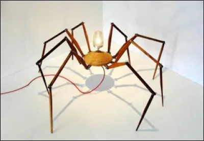Une idée de cadeau pour cette lampe  araignée créée par l'artiste Bruno Freire. Si elle peut donner des cauchemars en tant que lampe de chevet aux arachnophobes, cette lampe a une qualité. A votre avis, laquelle ?