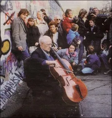 Quel violoncelliste a jou au pied du Mur de Berlin le jour de sa chute ?