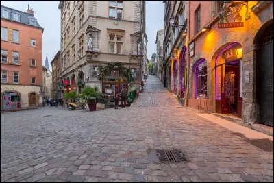 L'empereur romain Claude, puis Ampère, Saint-Exupéry et Bertrand Tavernier y sont nés. C'est :