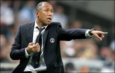 À quelle position était le PSG lorsque Kombouaré a été licencié ?