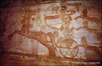 Lors de la bataille de Qadesh, qui a envoyé son lion domestique sur les lignes hittites ?