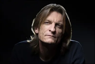 Mister est un pianiste de jazz. Vera, une jeune femme qu'il a récemment rencontrée, vient d'être retrouvée morte, brûlée vive. Les coupables ont été arrêtés sur le champ, mais Mister ne croit pas à la version officielle. Il décide de mener sa propre enquête.
Mister est le héros de quel roman de Marcus Malte ?