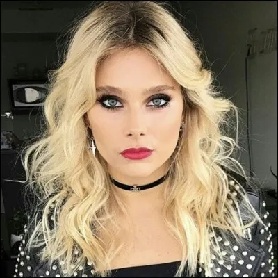 Qui est l'actrice d'Ambre Smith ?