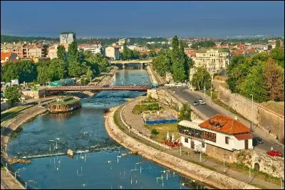 Kragujevac, Novi Sad, Ni, Subotica sont des villes du pays.
