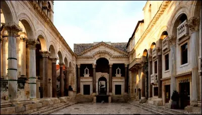 Le Palais de Dioclétien est la résidence impériale fortifiée construite par l'empereur Dioclétien sur la côte dalmate pour s'y retirer après son abdication volontaire en 305. C'est l'un des édifices de l'Antiquité tardive les mieux conservés. Dans quel pays se trouve-t-il ?