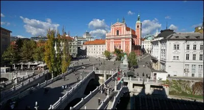 Le pays est peuplé de 2 millions d'habitants.