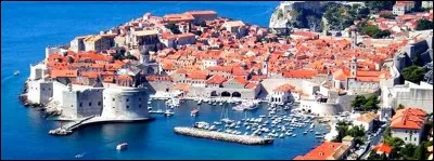 Le pays est peuplé de 4,2 millions d'habitants.