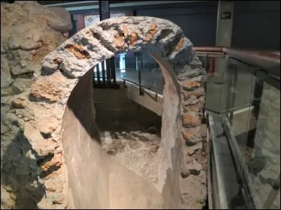 Je travaille dans les sites de fouilles pour trouver des os, pièces de monnaie, poteries, outils ou autres artefacts. Qui suis-je ?