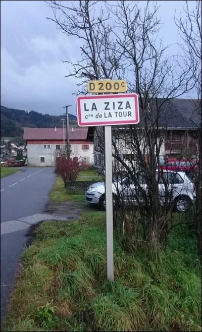 En Haute-Savoie, il existe un village qui s'appelle "La Ziza". À quel chanteur doit-on la chanson "L'Aziza" dans les années 80 ?