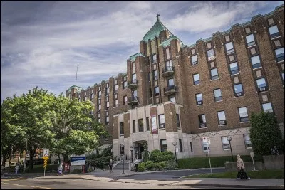 Une chanson de Michel Sardou a pour titre le nom d'une ville meusienne. Laquelle ?