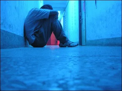 Dans la chanson "Les villes de solitude", qu'a-t-il envie de faire aux femmes ?
J'ai envie de [...] des femmes, 
De les forcer à m'admirer,