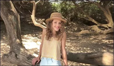 L - ''Lou'' chante le générique de la série ''Demain nous appartient''.