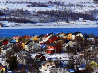 N - La frontière entre la ''Norvège'' et la Russie est située au-delà du cercle arctique.