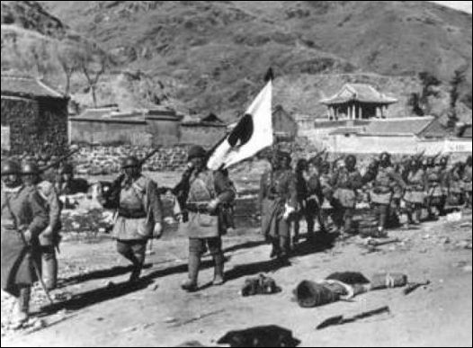 Combien d'hommes l'armée japonaise engage-t-elle en tout lors de la bataille de Tsingtao ?