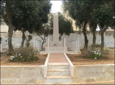 Sur quelle île sont enterrés les 68 soldats japonais morts en Méditerranée ?