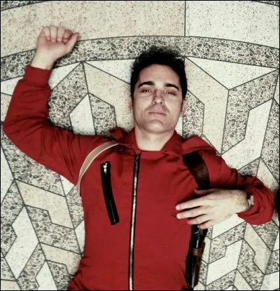 Qui meurt en se rendant à la police ?