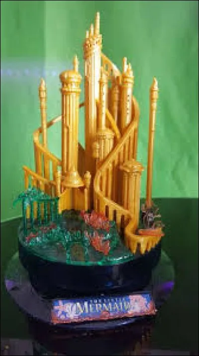 Je crois qu'on va vite remonter à la surface, mais avant regardez ce beau château avec toutes ces sirènes, j'aperçois au loin le roi ...