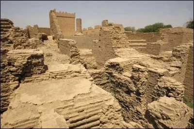Les vestiges de la grande cité antique de Babylone se trouvent dans le pays. C'est :