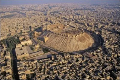 Les deux plus grandes villes du pays sont les plus anciennes villes habitées du monde. C'est :