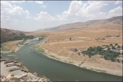 Le pays est aussi traversé par le Tigre sur plusieurs centaines de kilomètres.