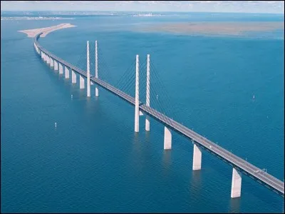 &Agrave; quel pays le pont de l'&Oslash;resund relie-t-il le Danemark ?