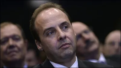 Comment s'appelle le candidat sur l'image ?