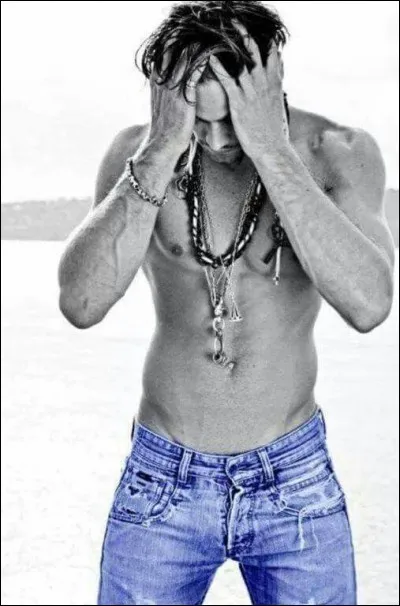 Qui chantait "J'm'en fous de ces chaînes qui pendent à nos cous" ?