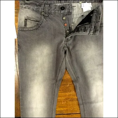 Dans le monde du tissage, qu'appelle-t-on les fils de chaîne ?