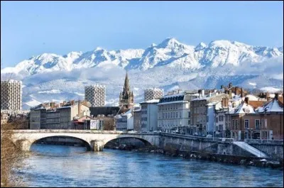 Dans quelle chaîne de montagne est située la station de Chamrousse ?