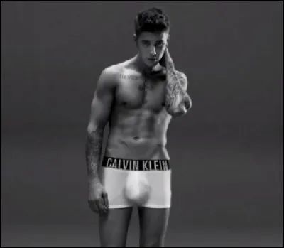 Pour quelle marque de sous-vêtements Justin Bieber fait-il la promotion ?