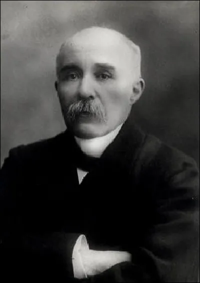 Grand personnage de la IIIe République, il a été Président du Conseil de 1906 et 1909, pendant 2 ans, 8 mois et 25 jours. De qui s'agit-il ?