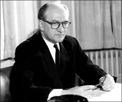 C'est le président du conseil qui a dirigé, du 1er février 1956 au 21 mai 1957, le plus long gouvernement de la IVe République. De qui s'agit-il ?