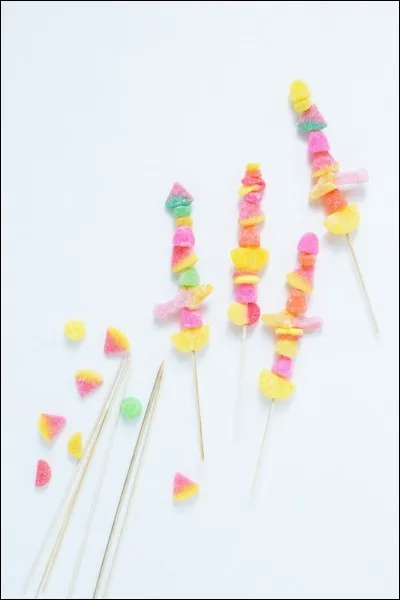 Ce dessert est d'autant plus tentant qu'on peut le faire fabriquer par celui qui va l'engloutir. Il s'agit... ?