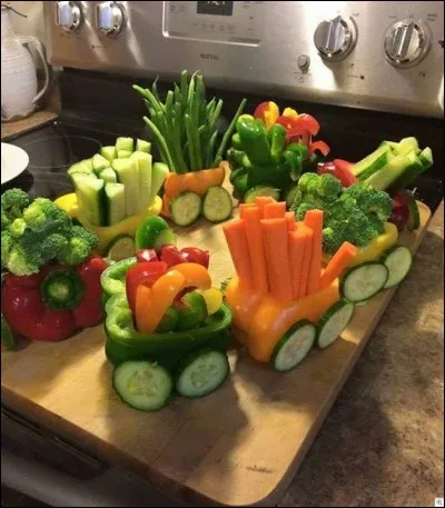 Un peu plus long et complexe à élaborer mais quelle fête sur la table pour ces légumes à déguster crus, avec de petites sauces. Quels légumes composent les wagons du petit train ?