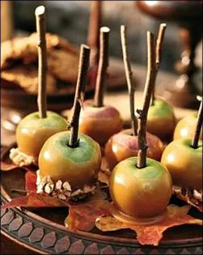 De simples pommes deviennent plus gourmandes, avec du caramel, pour le goût, une vraie petite branche en guise de tige, et pour le croquant... ?