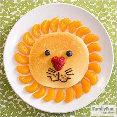 Pour un petit déjeuner avec quelques fruits, voilà une superbe idée : une crêpe (ou ici pancake) prend regard et sourire, et la crinière du lion est faite... ?