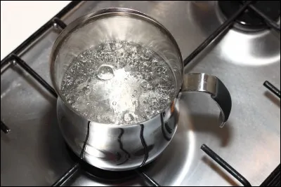 Sur quelle échelle de température l'eau bout-elle à 212 degrés ?