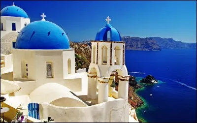 Connue comme Thira, quelle &icirc;le est li&eacute;e &agrave; la l&eacute;gende de l'Atlantide, et une des productrices principales de vin en Gr&egrave;ce ?