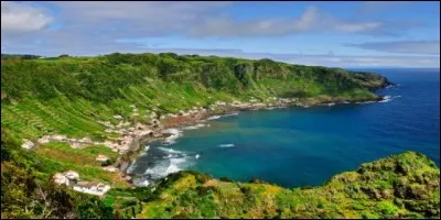 Santa Maria est situ&eacute;e au sud-est de quel archipel, du milieu de l'oc&eacute;an Atlantique ?