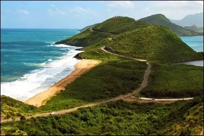 Ayant un isthme s&eacute;parant la mer des Cara&iuml;bes de l'oc&eacute;an Atlantique, quelle est cette &icirc;le, o&ugrave; est situ&eacute;e la capitale Bassetere ?