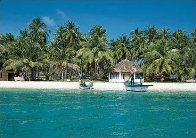 Le groupe d'&icirc;les Lakshadweep ou Laquendives est situ&eacute; dans l'oc&eacute;an Indien, &agrave; l'ouest de la province Kerala, de quel pays asiatique ?