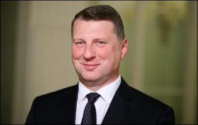 Dans combien de pays est-il inférieur à cinq ans ?