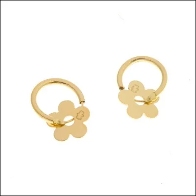 Dans quelle saison les jeunes filles se font-elles fait percer les oreilles ?